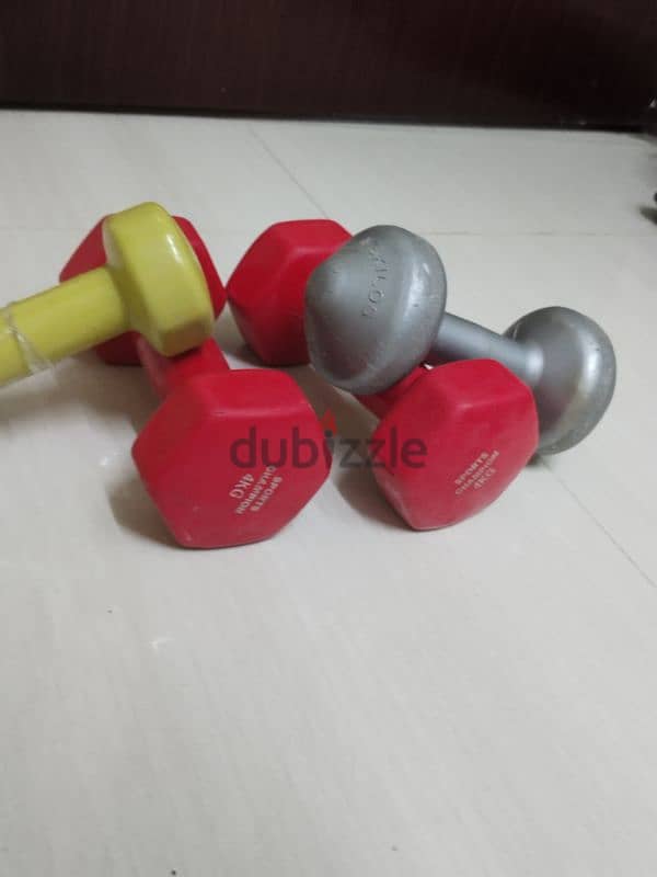 2x 4kg dumbbells, 1x 2kg dumbbell , 1x 1.5 kg dumbell 1