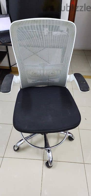 good condition chair 0