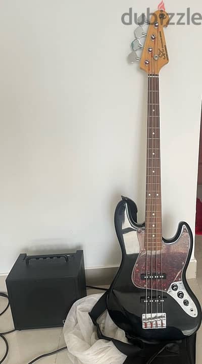 جيتار بيز (باس) مع امبليفاير Bass guitar with amplifier