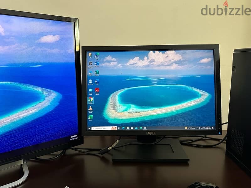 Desktop PC with multiple screens 6