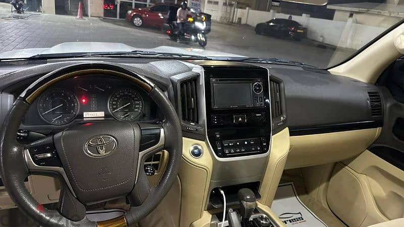 Toyota Land Cruiser 2016 gxr V6 2