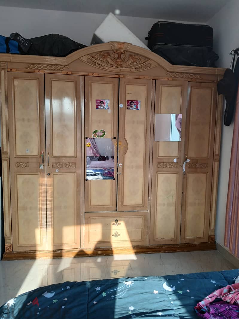 5 door cupboard 0