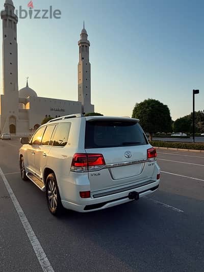 Toyota Land Cruiser VX. S 2017