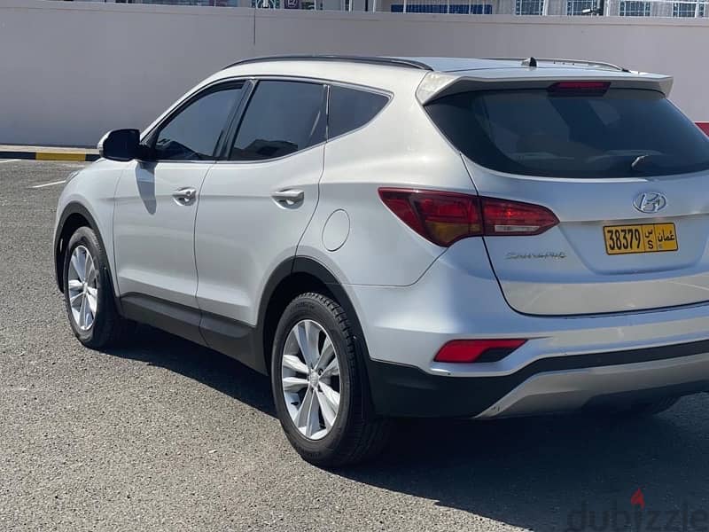 Hyundai Santa Fe 2016 in very good condition for sale 4