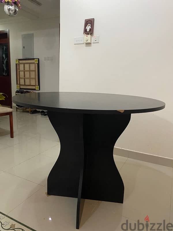 NICE 4 seater round dinning table 0