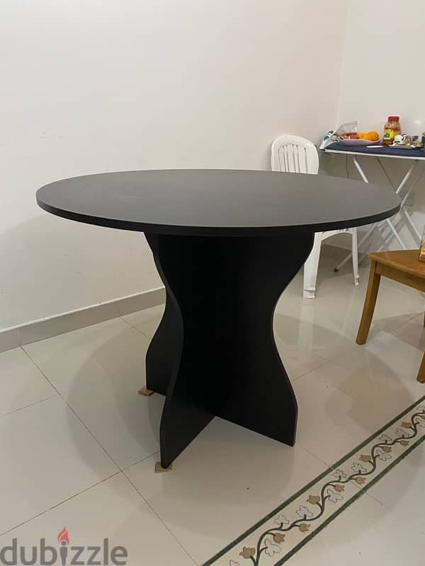 NICE 4 seater round dinning table 1