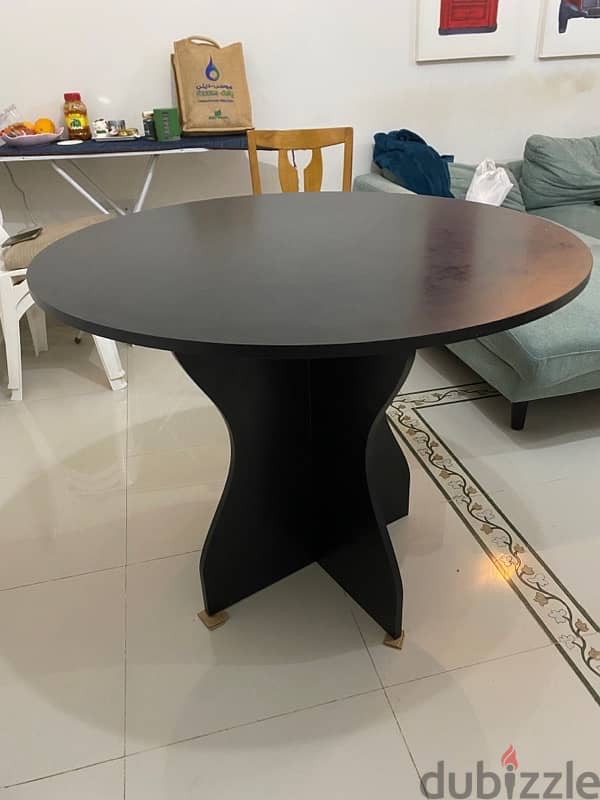 NICE 4 seater round dinning table 2