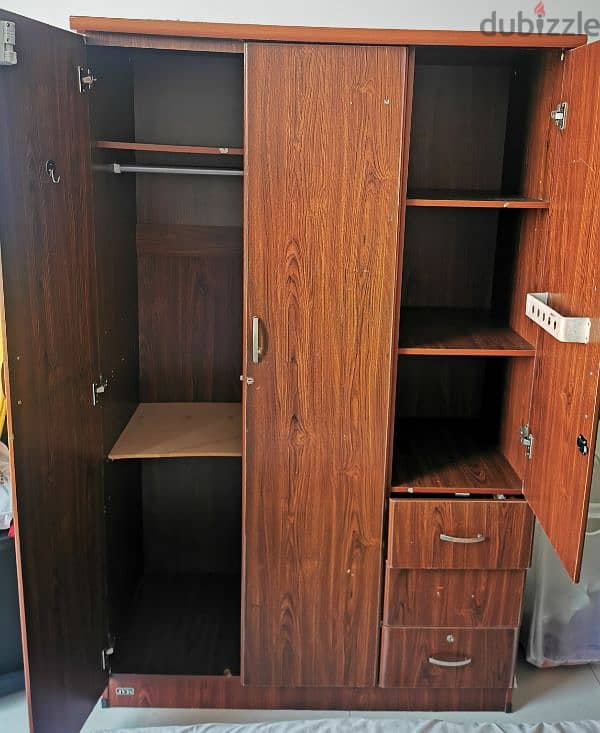 3 door wardrobe, in good condition 1