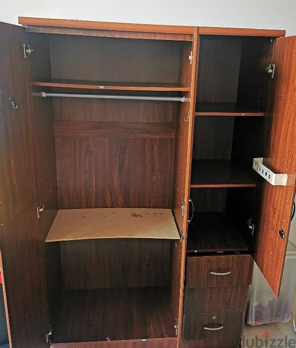 3 door wardrobe, in good condition 2