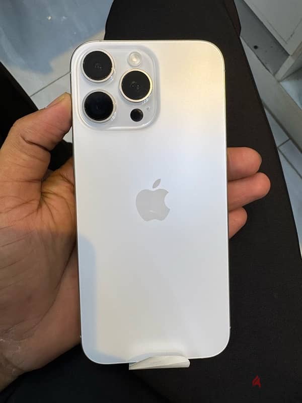 I phone 16 pro max white titanium 6