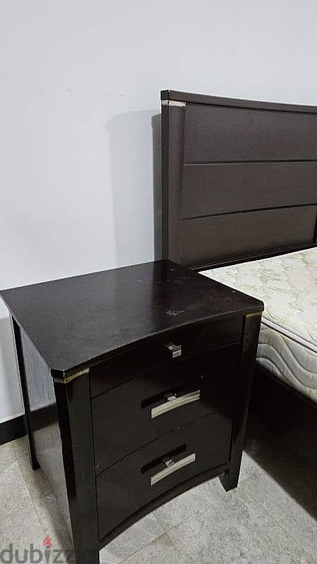 Bedroom set for sale ( king size cot and dressing table) 1