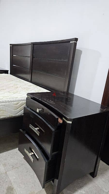 Bedroom set for sale ( king size cot and dressing table) 2