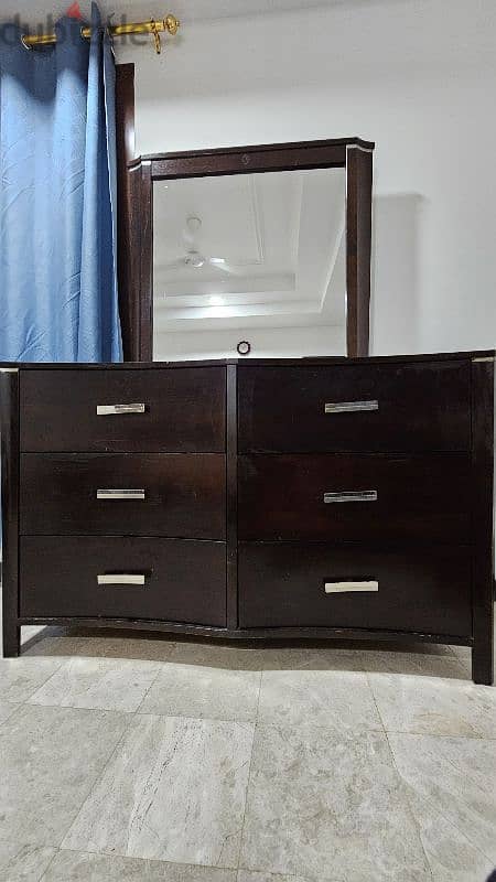 Bedroom set for sale ( king size cot and dressing table) 5