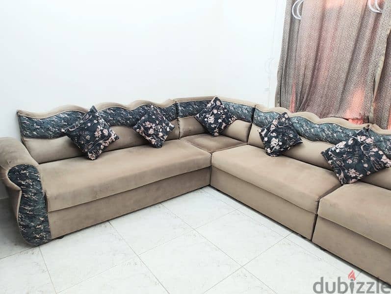 LIVING ROOM DECOR & SOFA 5