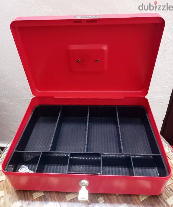 Metal Cash Box with Lock. 1