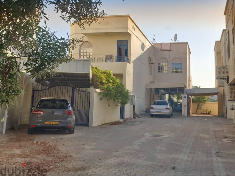 5 BR Well Maintained Villa in Qurum Close to the Beach 0