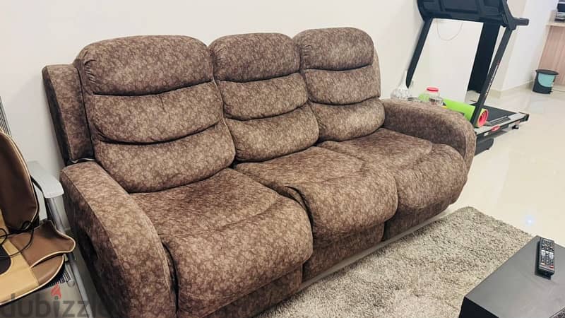 3 seater Recliner sofa as good as new 2