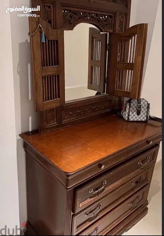 mirror table in the best condition very clean طاولة جامة نضيفة جداجدا 0