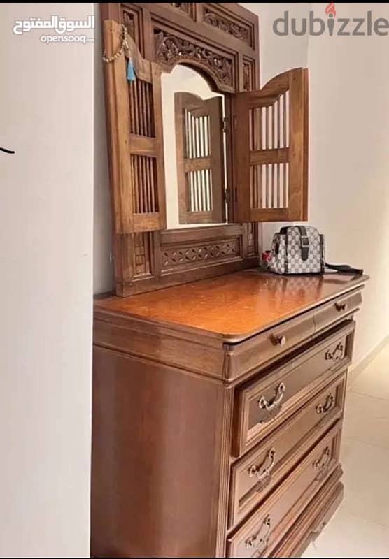 mirror table in the best condition very clean طاولة جامة نضيفة جداجدا 1