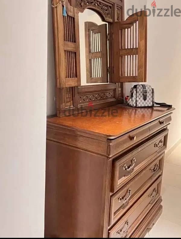 mirror table in the best condition very clean طاولة جامة نضيفة جداجدا 2