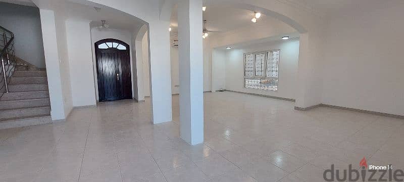 well Maintained villa in QURAM 0