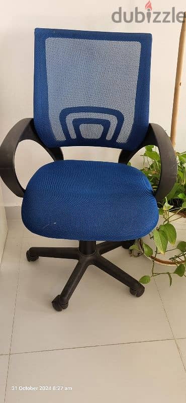 goid condition rotating office chair