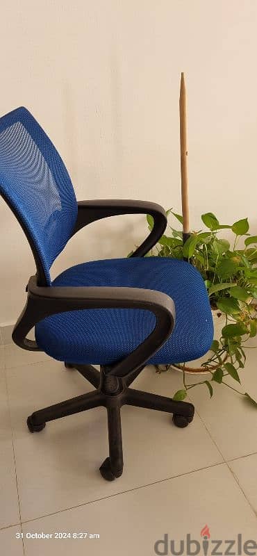 goid condition rotating office chair 1