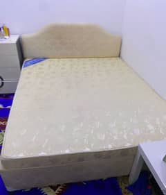 Queen size bed for sale 0