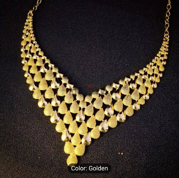 Luxurious Gold-Tone Jewelry Set: Elegant Necklace, Bracelet, Earrings 1