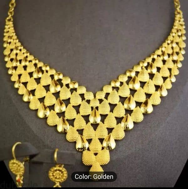 Luxurious Gold-Tone Jewelry Set: Elegant Necklace, Bracelet, Earrings 3