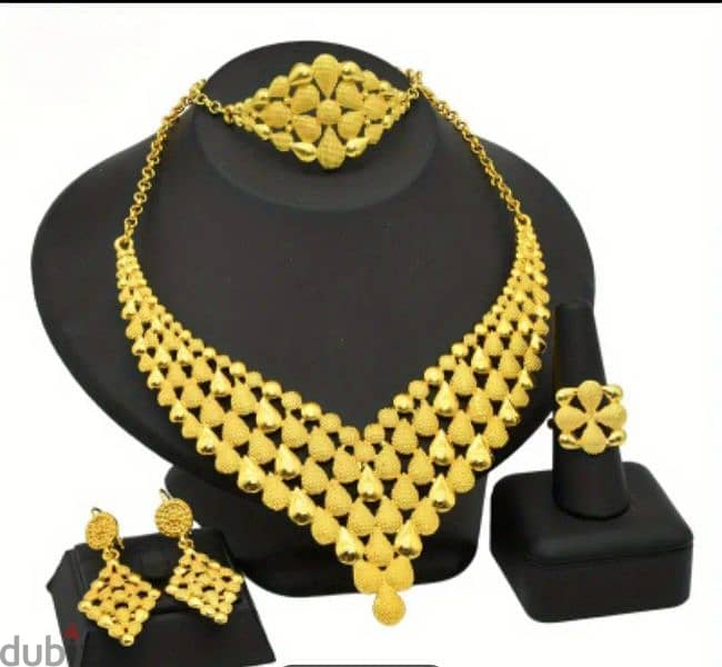 Luxurious Gold-Tone Jewelry Set: Elegant Necklace, Bracelet, Earrings 4