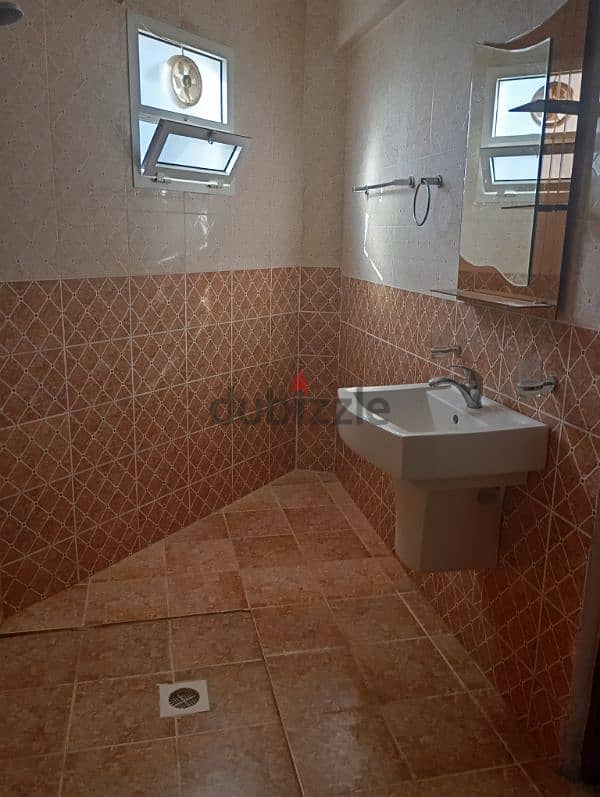 Amerat Al Nahda room and bathroom 5