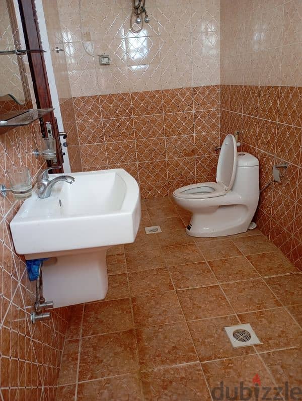 Amerat Al Nahda room and bathroom 6