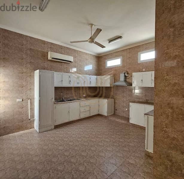 Luxury villa for rent in Al Mawaleh 6