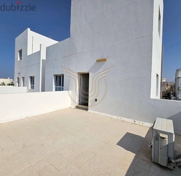 Luxury villa for rent in Al Mawaleh 8