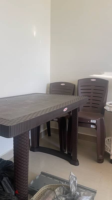 طاولة جديدة مع كراسي . Table with chairs طقم كامل ب ٣٥ ريال فقط 0