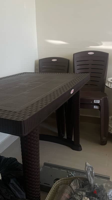 طاولة جديدة مع كراسي . Table with chairs طقم كامل ب ٣٥ ريال فقط 1