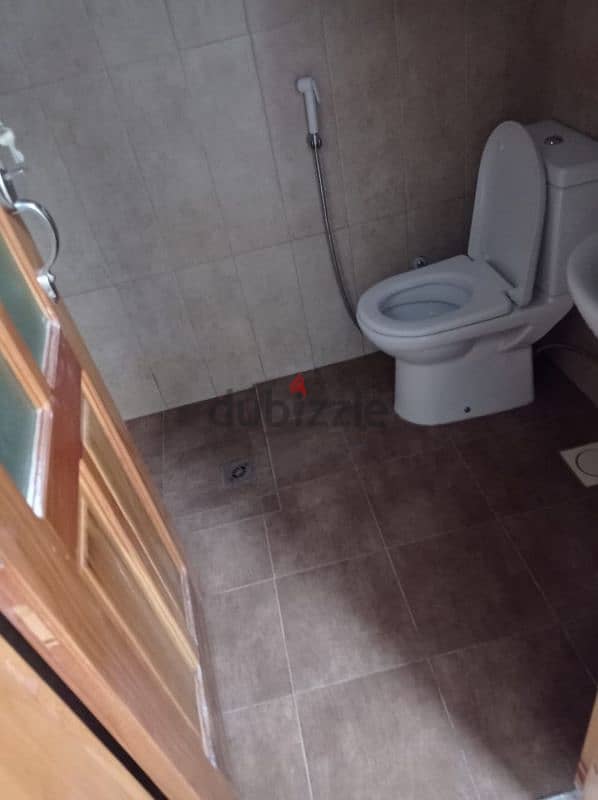 شقة في حي رأس الحمره القرم للبيع flat in Qurum for sale 4