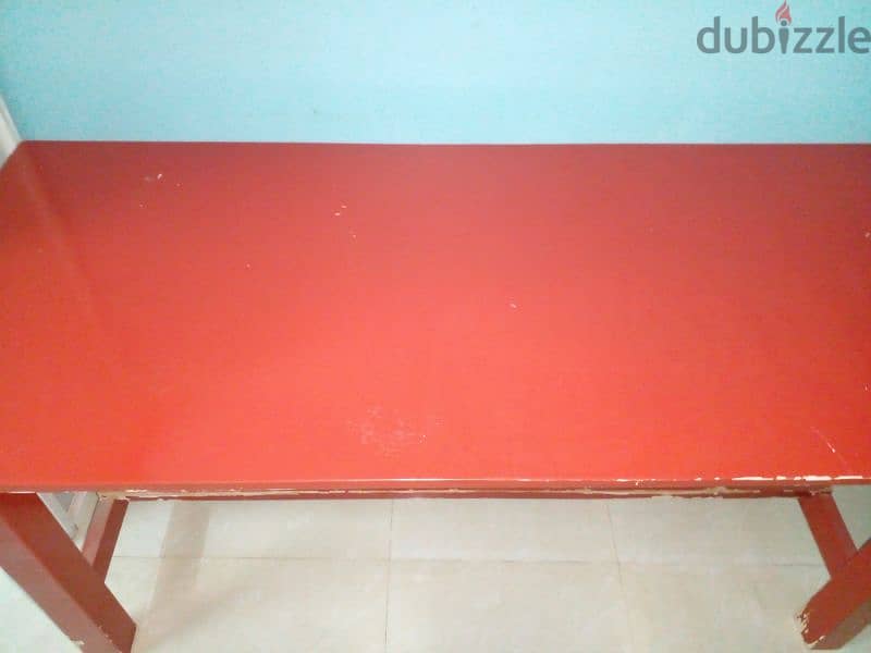 red table with varnish 0