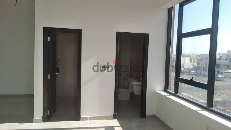 office for rent مكتب للايجار 4