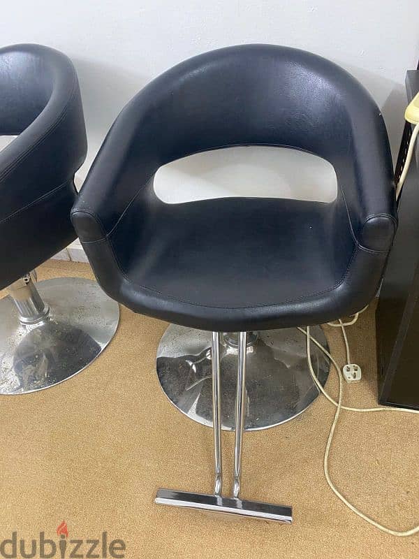 2 pcsSaloon Chair - Comfort & Style for Modern Salons and Barbershops" 1