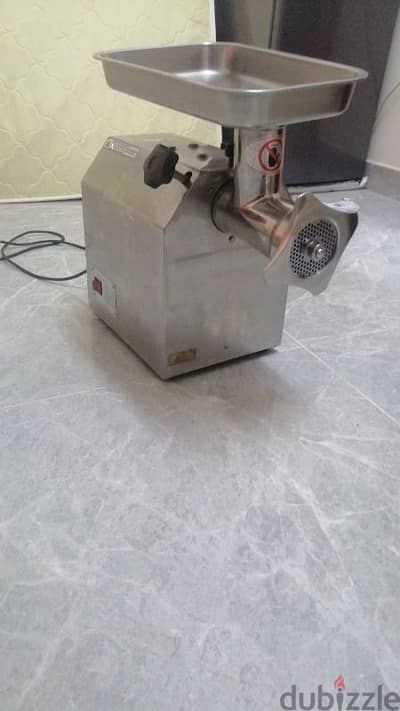 Meat mincer no 22 same like new use only 6 monts