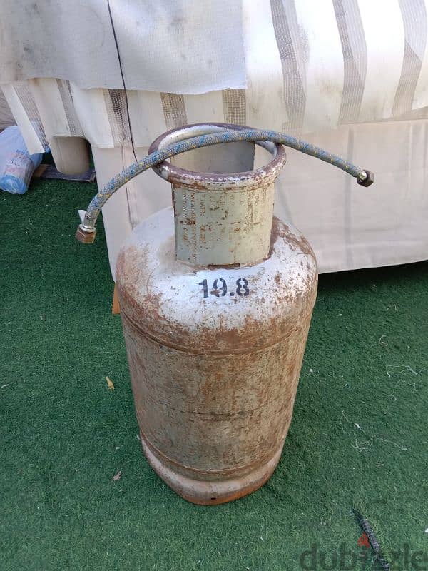 Gas cylinder with gas 1