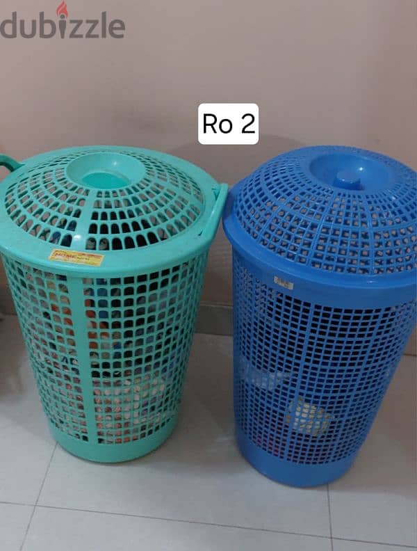 4 different size plastic baskets 0