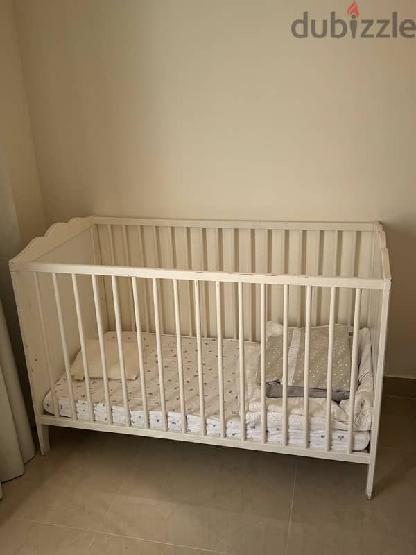 baby bed with mattress and bedsheet and changing table 0