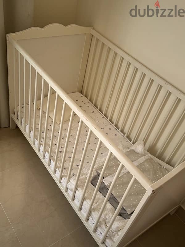 baby bed with mattress and bedsheet and changing table 1