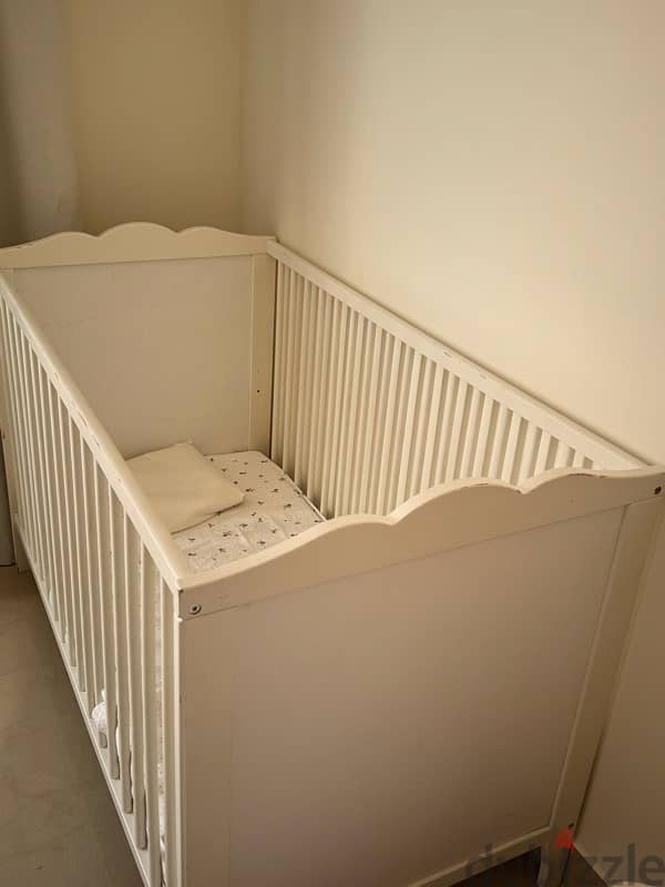 baby bed with mattress and bedsheet and changing table 2