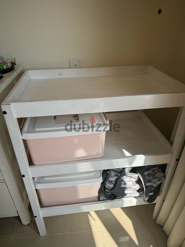 baby bed with mattress and bedsheet and changing table 3