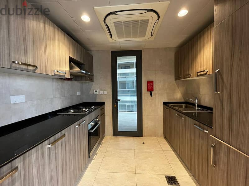 2 BR Amazing Apartment in BLV Tower, Muscat Hills 6