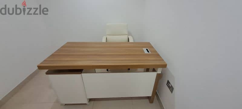 مكتب مع كرسي جديدNew office with leather chair 2